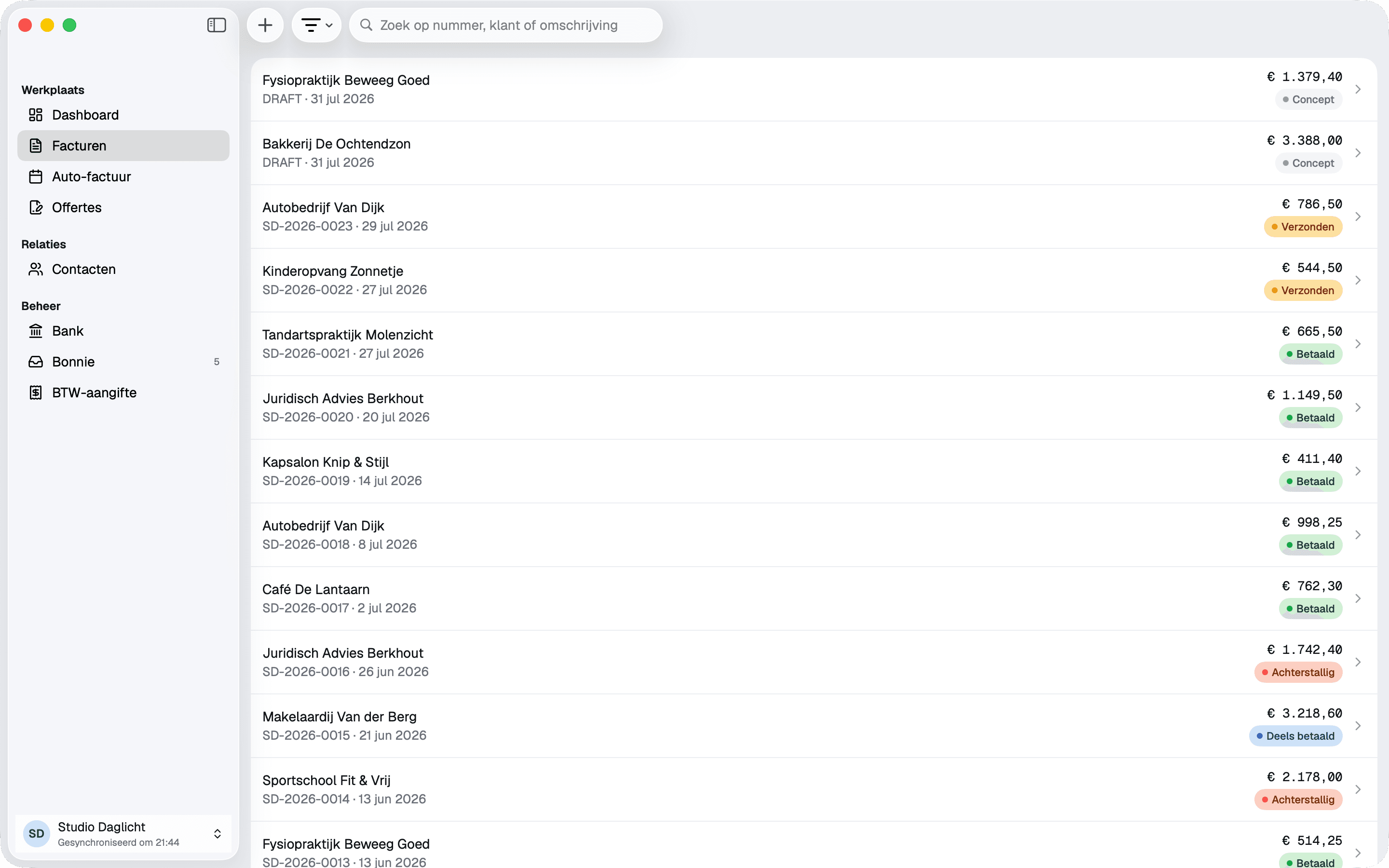 De facturenlijst in de Mac-app, met status, bedrag en vervaldatum per regel.