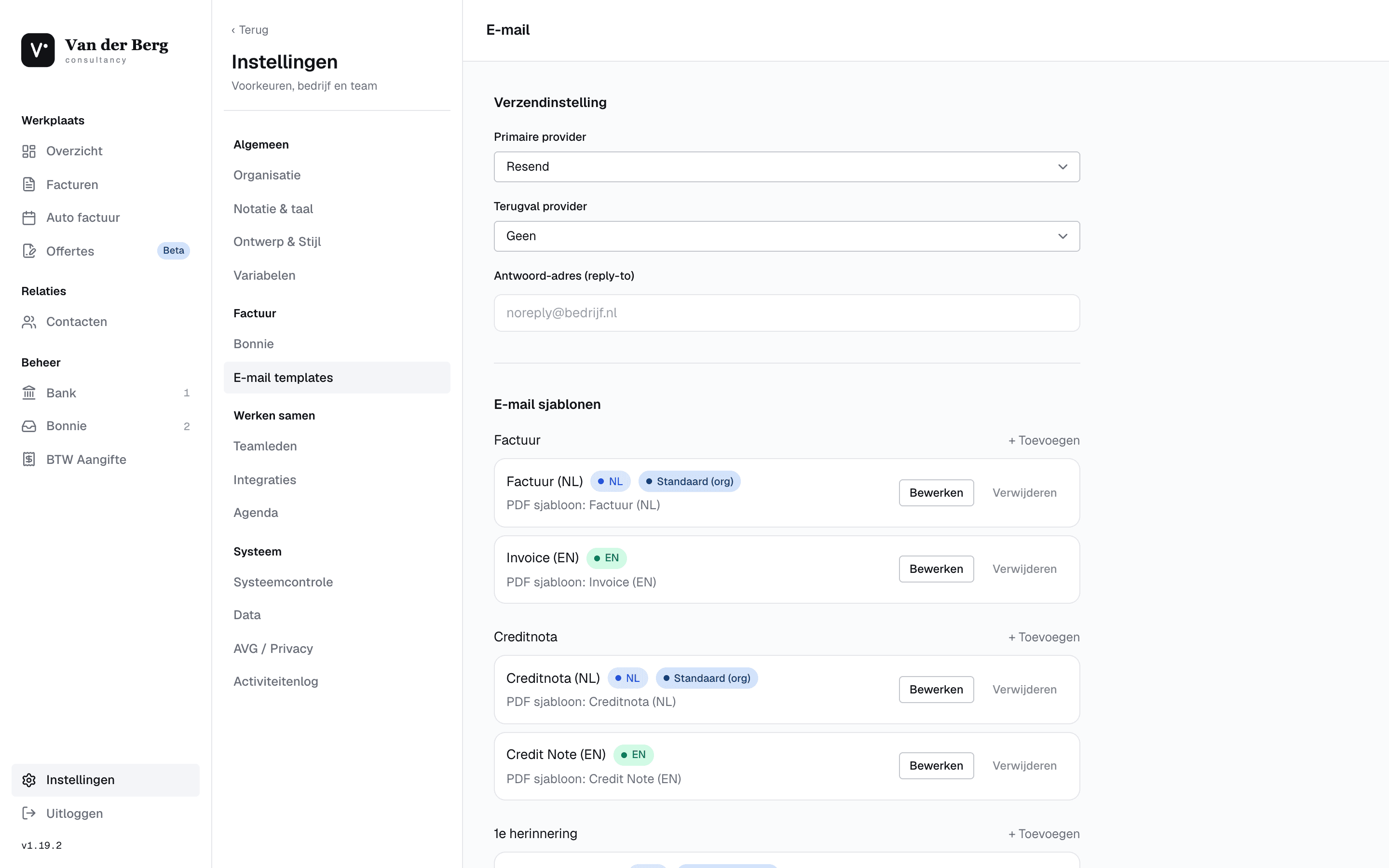 Het scherm E-mail templates met de verzendinstellingen, het antwoord-adres en de e-mailsjablonen per type en taal.