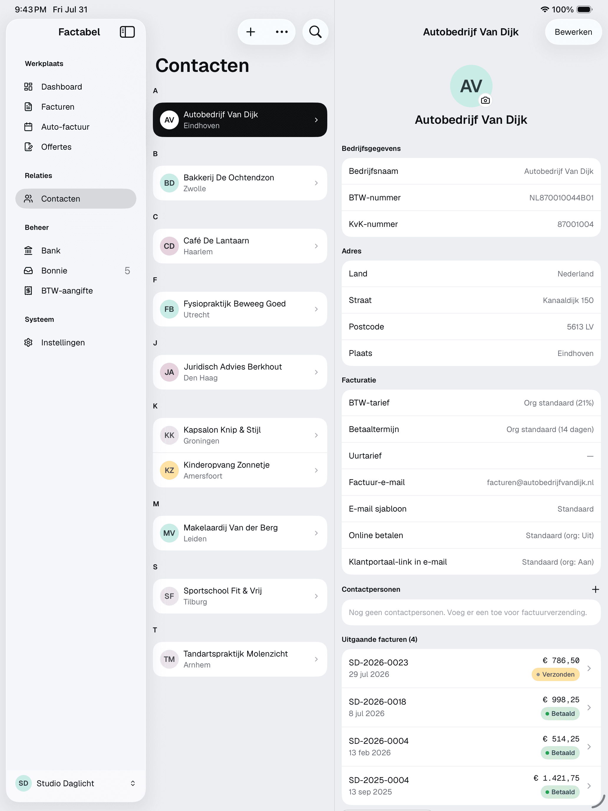 Contacten in drie kolommen op de iPad, met lijst, detail en snelacties naast elkaar.
