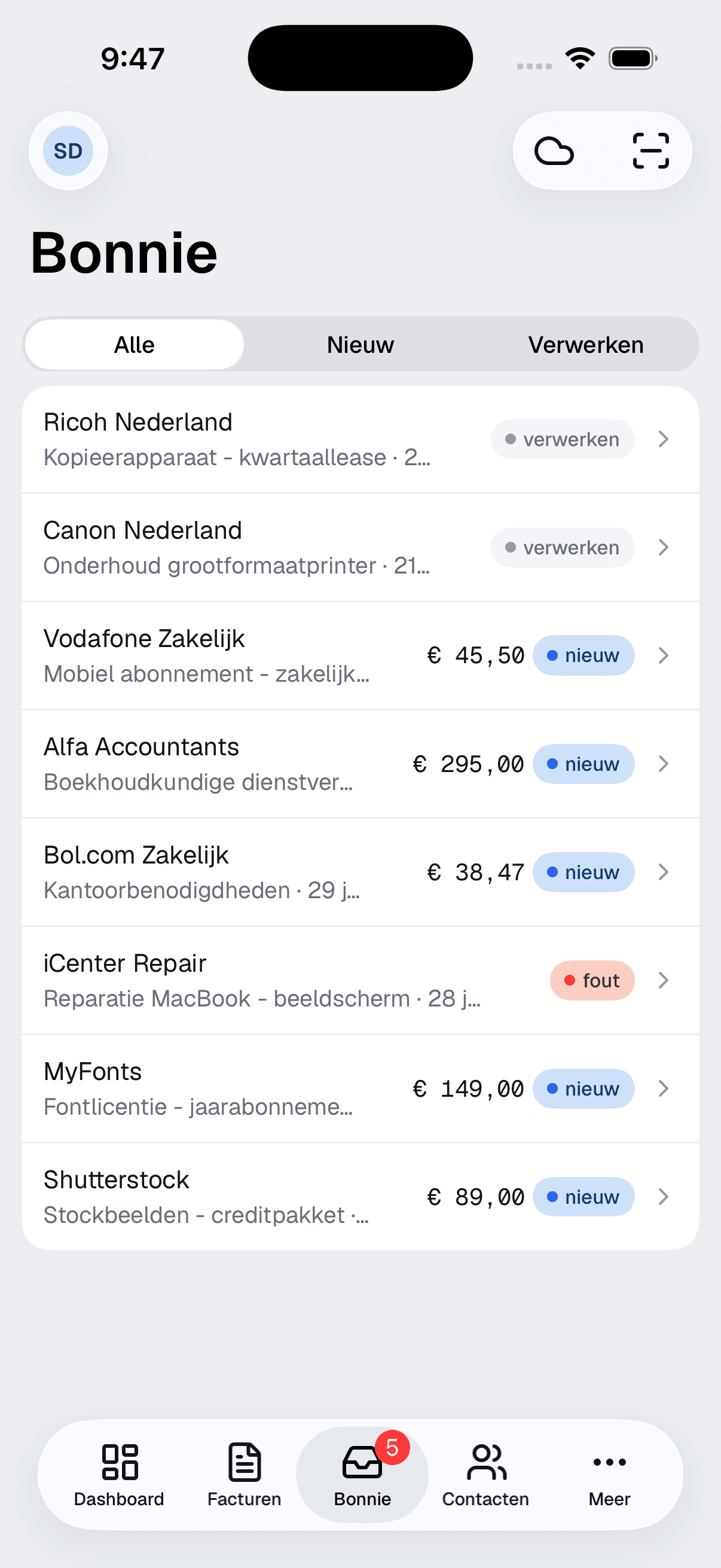 Bonnie leest een bon in op de iPhone, met het bedrag, de btw en de leverancier al ingevuld.
